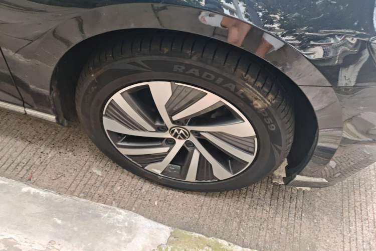 Used Volkswagen Magotan GTE Plug-in Hybrid 2022 GTE Luxury Model Right Front Wheel Hub