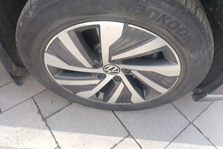 Used Volkswagen Magotan GTE Plug-in Hybrid 2022 GTE Luxury Model Right Front Wheel Hub