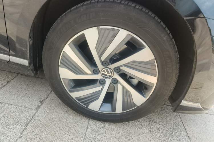 Used Volkswagen Magotan GTE Plug-in Hybrid 2022 GTE Luxury Model Right Front Wheel Hub