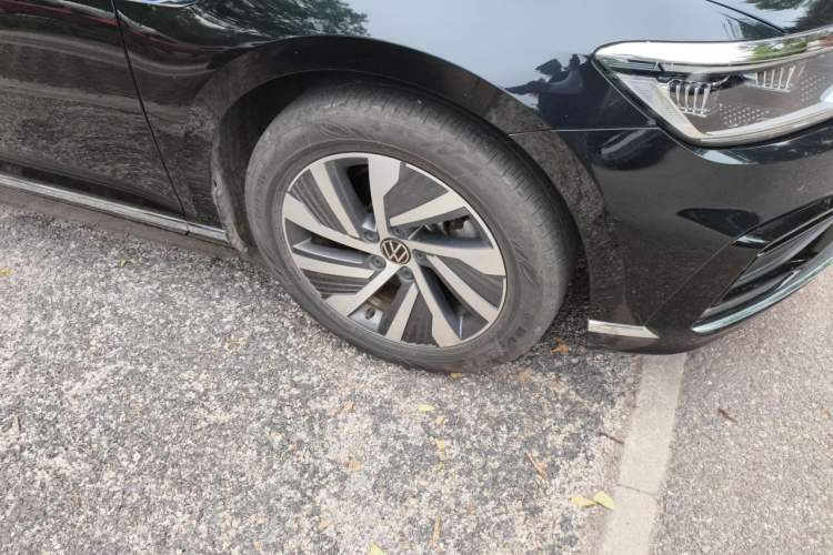 Used Volkswagen Magotan GTE Plug-in Hybrid 2022 GTE Luxury Model Right Front Wheel Hub