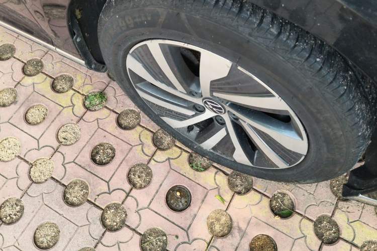 Used Volkswagen Magotan GTE Plug-in Hybrid 2022 GTE Luxury Model Right Front Wheel Hub