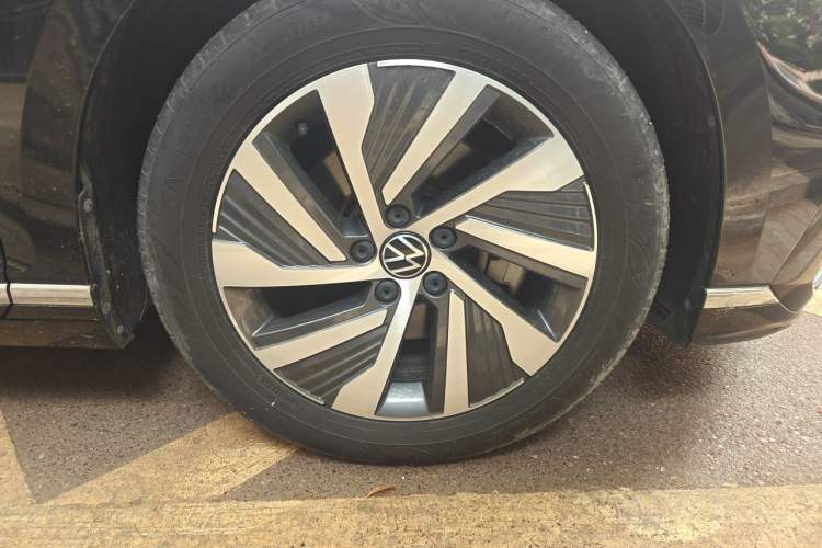 Used Volkswagen Magotan GTE Plug-in Hybrid 2022 GTE Luxury Model Right Front Wheel Hub