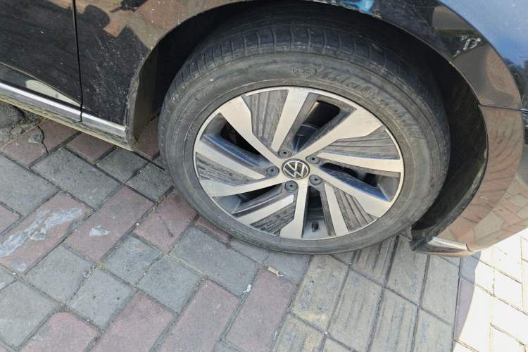 Used Volkswagen Magotan GTE Plug-in Hybrid 2022 GTE Luxury Model Right Front Wheel Hub