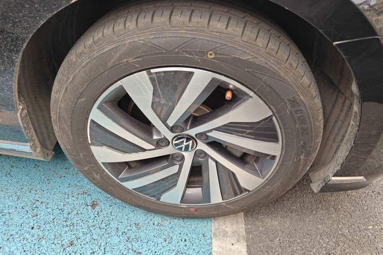 Used Volkswagen Magotan GTE Plug-in Hybrid 2022 GTE Luxury Model Right Front Wheel Hub