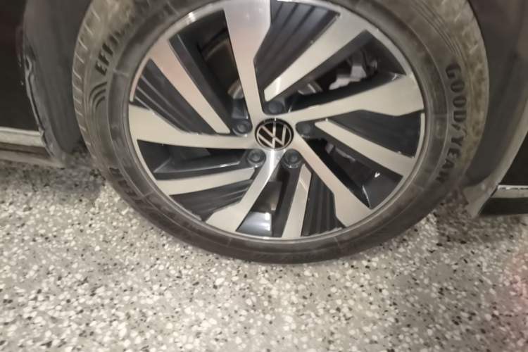 Used Volkswagen Magotan GTE Plug-in Hybrid 2022 GTE Luxury Model Right Front Wheel Hub
