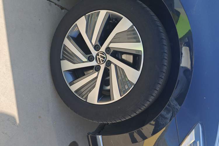Used Volkswagen Magotan GTE Plug-in Hybrid 2022 GTE Luxury Model Right Front Wheel Hub