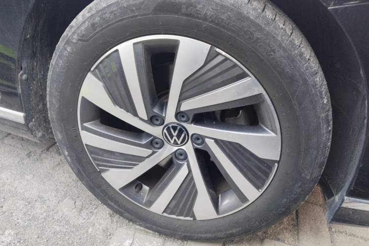 Used Volkswagen Magotan GTE Plug-in Hybrid 2022 GTE Luxury Model Right Front Wheel Hub