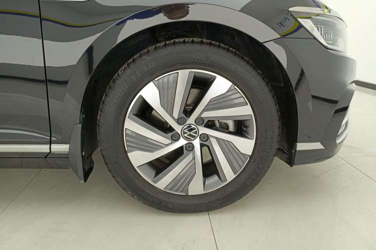 Used Volkswagen Magotan GTE Plug-in Hybrid 2022 GTE Luxury Model Right Front Wheel Hub