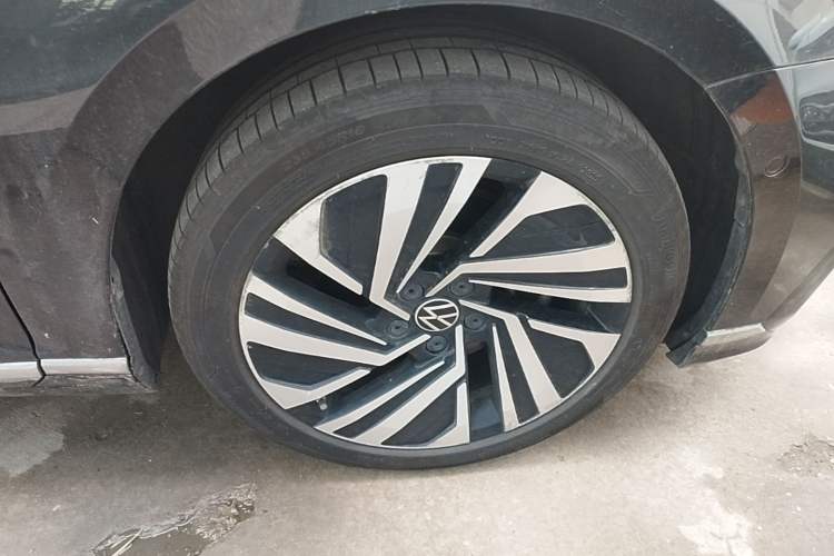 Used Volkswagen Magotan GTE Plug-in Hybrid 2022 GTE Prestige Model Right Front Wheel Hub