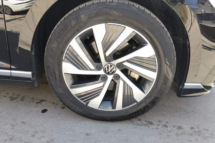 Used Volkswagen Magotan GTE Plug-in Hybrid 2022 GTE Luxury Model Right Front Wheel Hub