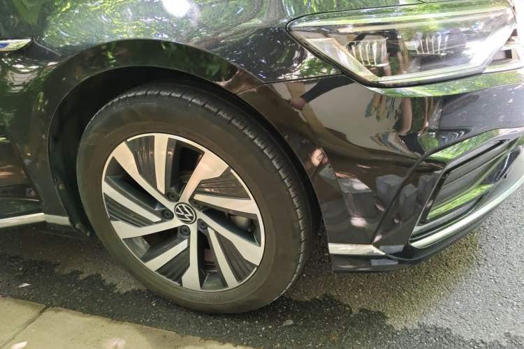 Used Volkswagen Magotan GTE Plug-in Hybrid 2022 GTE Luxury Model Right Front Wheel Hub