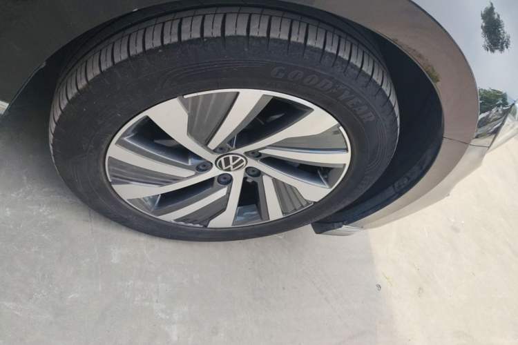 Used Volkswagen Magotan GTE Plug-in Hybrid 2022 GTE Luxury Model Right Front Wheel Hub