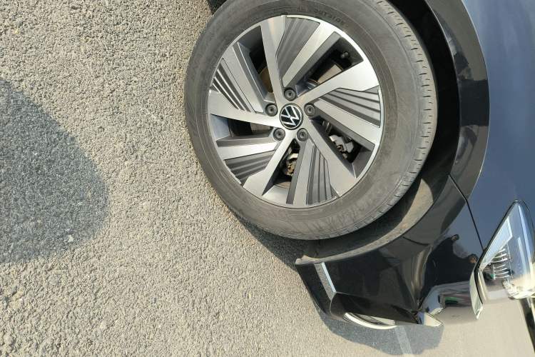 Used Volkswagen Magotan GTE Plug-in Hybrid 2022 GTE Luxury Model Right Front Wheel Hub