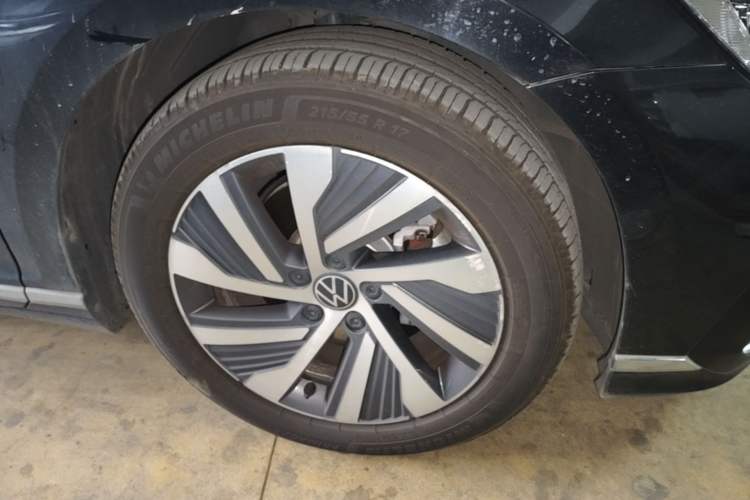Used Volkswagen Magotan GTE Plug-in Hybrid 2022 GTE Luxury Model Right Front Wheel Hub