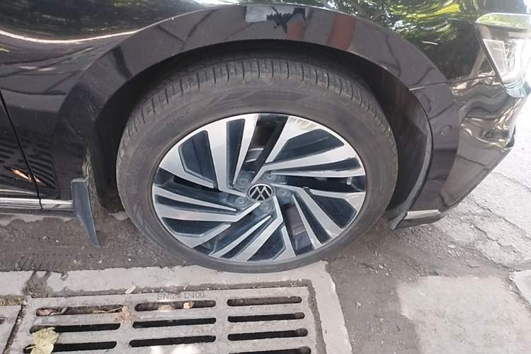 Used Volkswagen Magotan GTE Plug-in Hybrid 2022 GTE Prestige Model Right Front Wheel Hub