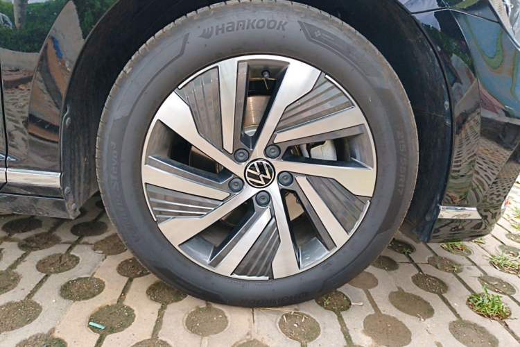 Used Volkswagen Magotan GTE Plug-in Hybrid 2022 GTE Luxury Model Right Front Wheel Hub