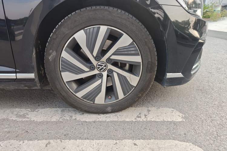 Used Volkswagen Magotan GTE Plug-in Hybrid 2022 GTE Luxury Model Right Front Wheel Hub