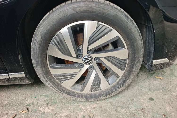 Used Volkswagen Magotan GTE Plug-in Hybrid 2022 GTE Luxury Model Right Front Wheel Hub