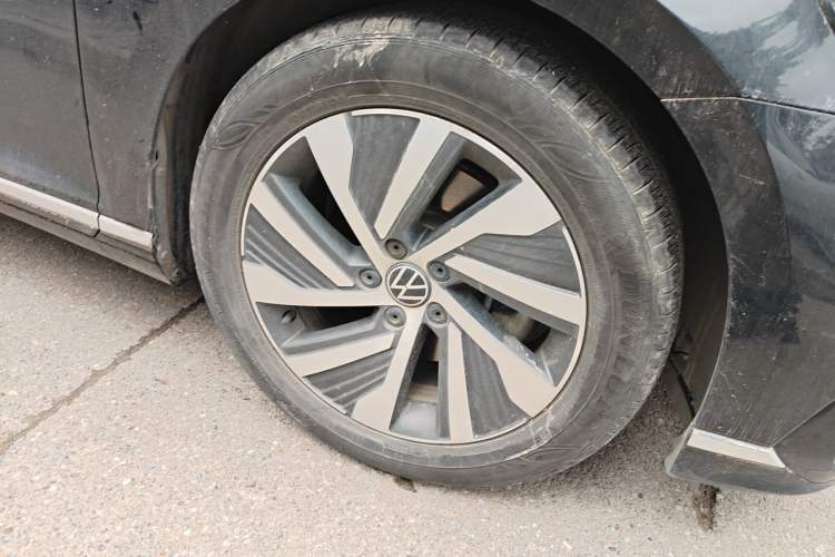 Used Volkswagen Magotan GTE Plug-in Hybrid 2022 GTE Luxury Model Right Front Wheel Hub