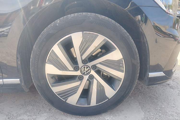 Used Volkswagen Magotan GTE Plug-in Hybrid 2022 GTE Luxury Model Right Front Wheel Hub