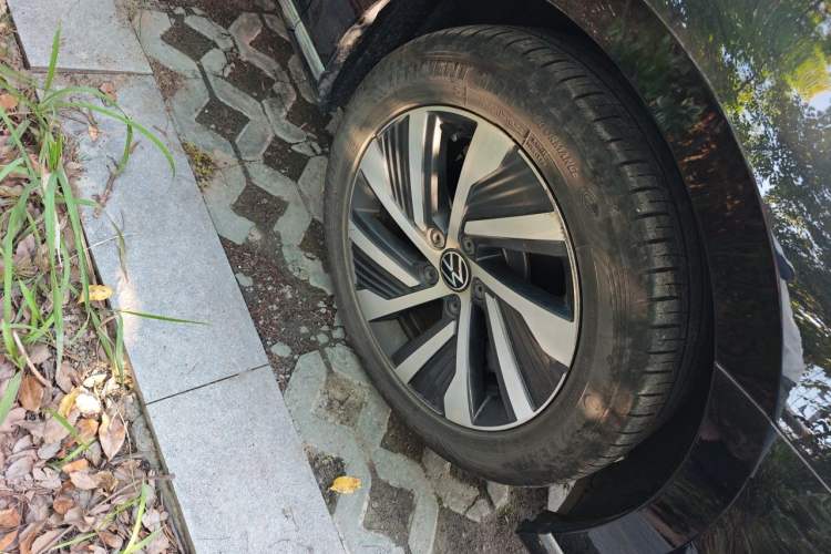Used Volkswagen Magotan GTE Plug-in Hybrid 2022 GTE Luxury Model Right Front Wheel Hub