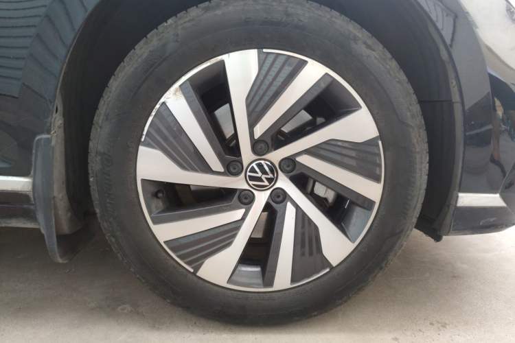 Used Volkswagen Magotan GTE Plug-in Hybrid 2022 GTE Luxury Model Right Front Wheel Hub