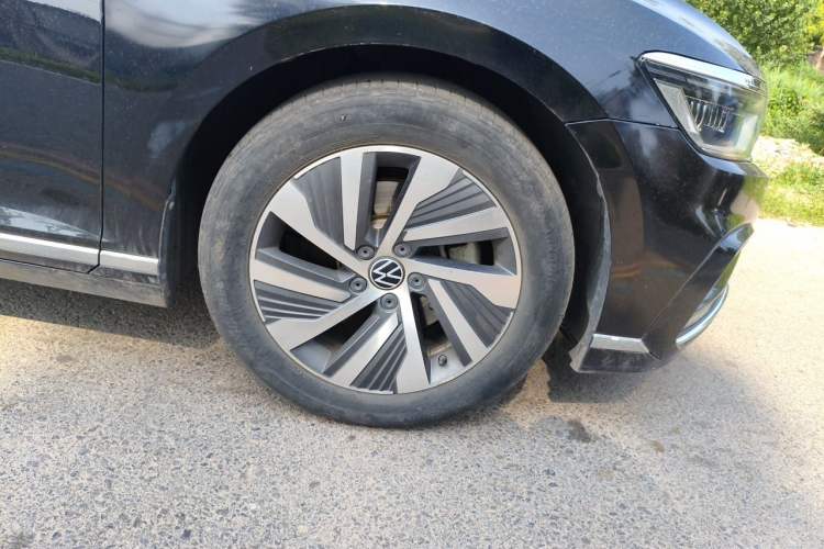 Used Volkswagen Magotan GTE Plug-in Hybrid 2022 GTE Luxury Model Right Front Wheel Hub