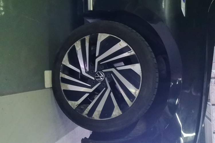 Used Volkswagen Magotan GTE Plug-in Hybrid 2022 GTE Prestige Model Right Front Wheel Hub