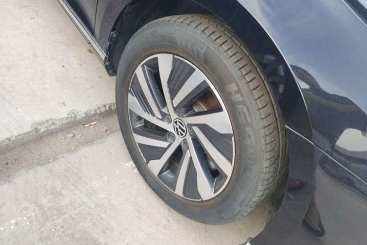 Used Volkswagen Magotan GTE Plug-in Hybrid 2022 GTE Luxury Model Right Front Wheel Hub