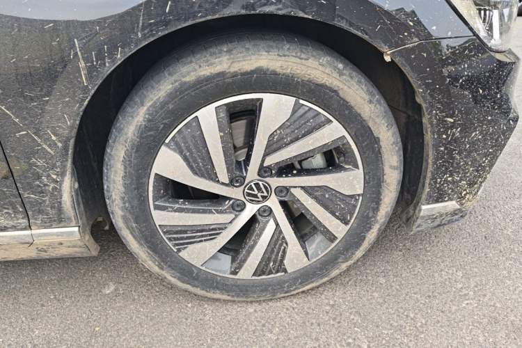 Used Volkswagen Magotan GTE Plug-in Hybrid 2022 GTE Luxury Model Right Front Wheel Hub