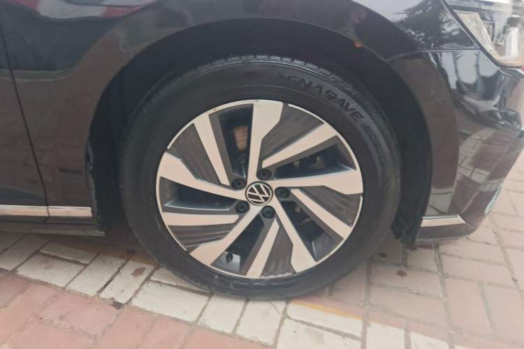 Used Volkswagen Magotan GTE Plug-in Hybrid 2022 GTE Luxury Model Right Front Wheel Hub