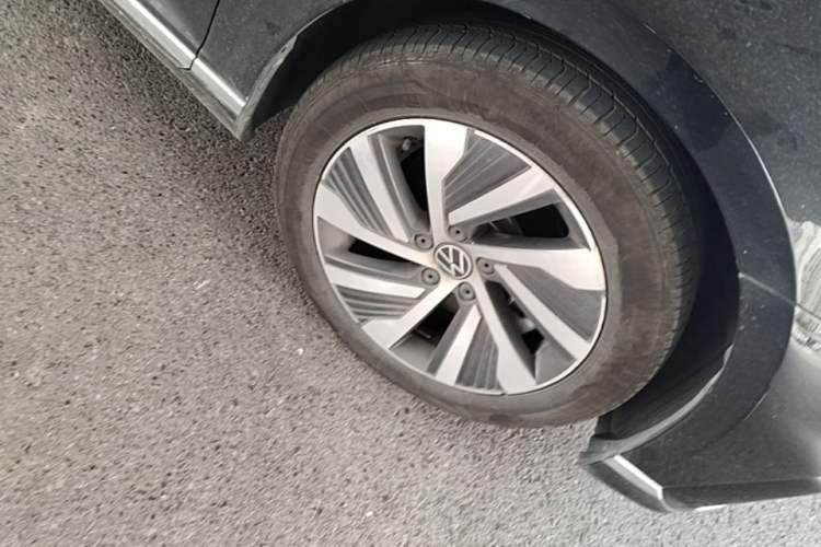 Used Volkswagen Magotan GTE Plug-in Hybrid 2022 GTE Luxury Model Right Front Wheel Hub