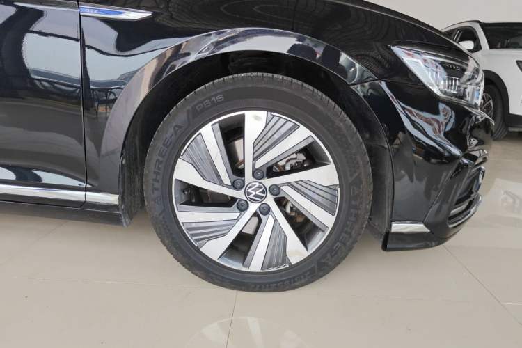 Used Volkswagen Magotan GTE Plug-in Hybrid 2022 GTE Luxury Model Right Front Wheel Hub