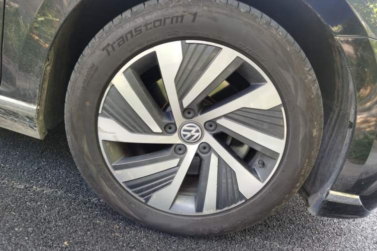 Used Volkswagen Magotan GTE Plug-in Hybrid 2022 GTE Luxury Model Right Front Wheel Hub