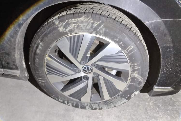 Used Volkswagen Magotan GTE Plug-in Hybrid 2022 GTE Luxury Model Right Front Wheel Hub