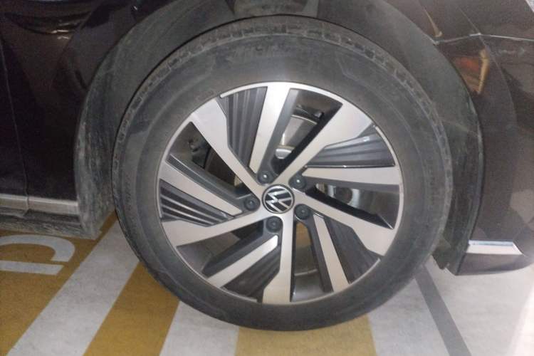 Used Volkswagen Magotan GTE Plug-in Hybrid 2022 GTE Luxury Model Right Front Wheel Hub