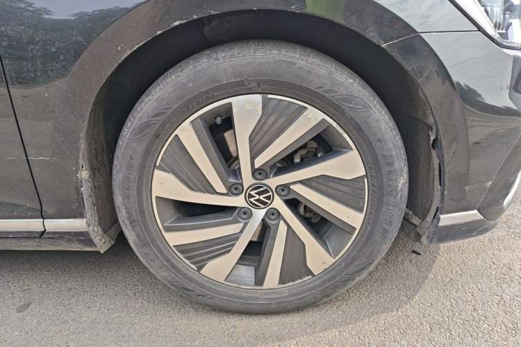 Used Volkswagen Magotan GTE Plug-in Hybrid 2022 GTE Luxury Model Right Front Wheel Hub