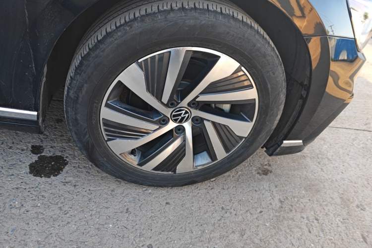 Used Volkswagen Magotan GTE Plug-in Hybrid 2022 GTE Luxury Model Right Front Wheel Hub
