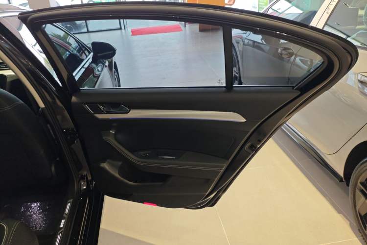 Used Volkswagen Magotan GTE Plug-in Hybrid 2022 GTE Luxury Model Right Rear Door Interior