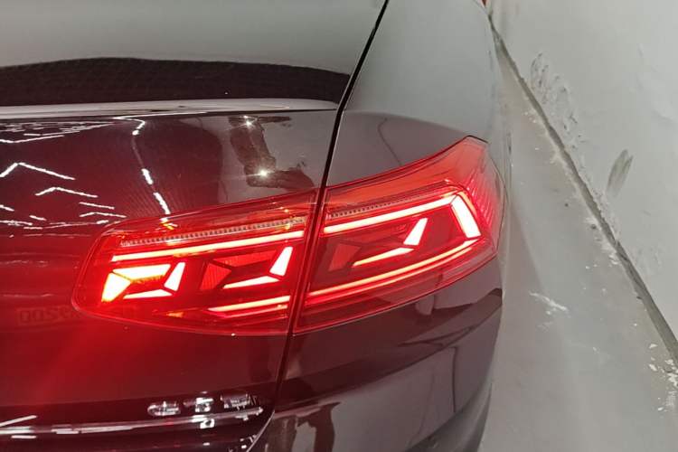 Used Volkswagen Magotan GTE Plug-in Hybrid 2022 GTE Luxury Model Right Rear Taillight