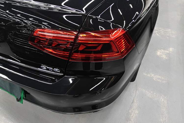 Used Volkswagen Magotan GTE Plug-in Hybrid 2022 GTE Luxury Model Right Rear Taillight