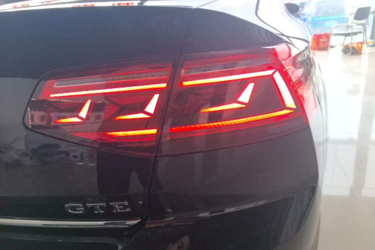 Used Volkswagen Magotan GTE Plug-in Hybrid 2022 GTE Luxury Model Right Rear Taillight
