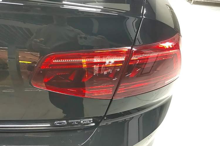 Used Volkswagen Magotan GTE Plug-in Hybrid 2022 GTE Luxury Model Right Rear Taillight