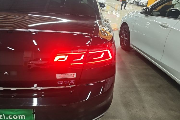 Used Volkswagen Magotan GTE Plug-in Hybrid 2022 GTE Luxury Model Right Rear Taillight