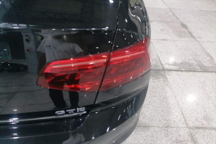 Used Volkswagen Magotan GTE Plug-in Hybrid 2022 GTE Luxury Model Right Rear Taillight