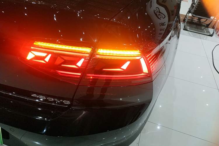 Used Volkswagen Magotan GTE Plug-in Hybrid 2022 GTE Luxury Model Right Rear Taillight
