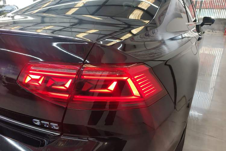 Used Volkswagen Magotan GTE Plug-in Hybrid 2022 GTE Luxury Model Right Rear Taillight