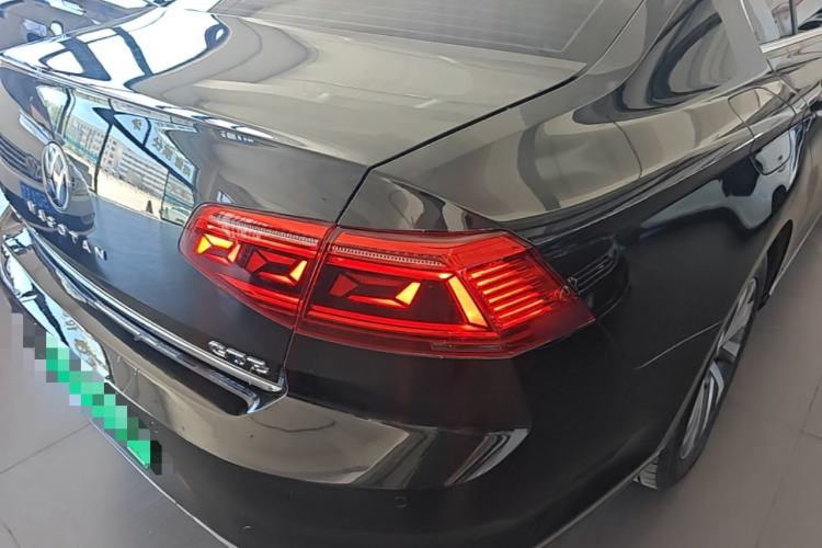 Used Volkswagen Magotan GTE Plug-in Hybrid 2022 GTE Luxury Model Right Rear Taillight