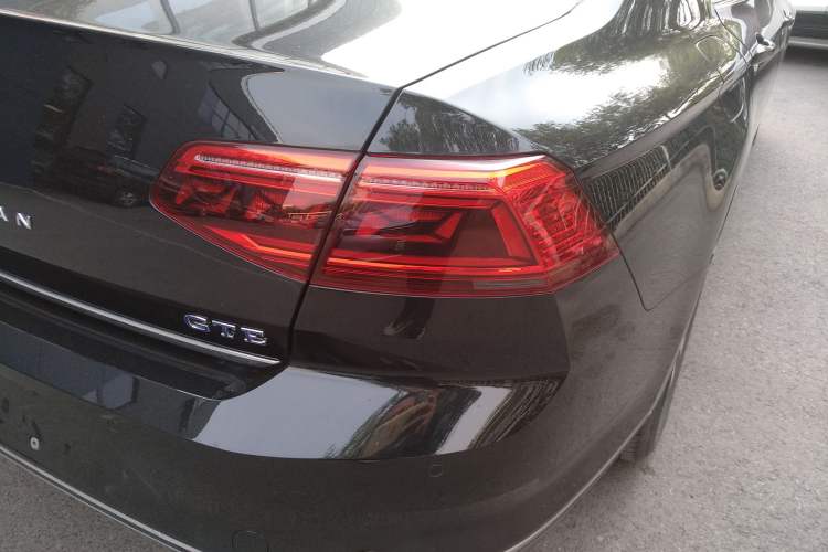 Used Volkswagen Magotan GTE Plug-in Hybrid 2022 GTE Luxury Model Right Rear Taillight