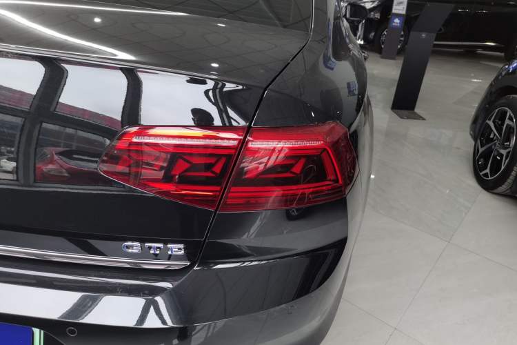 Used Volkswagen Magotan GTE Plug-in Hybrid 2022 GTE Luxury Model Right Rear Taillight